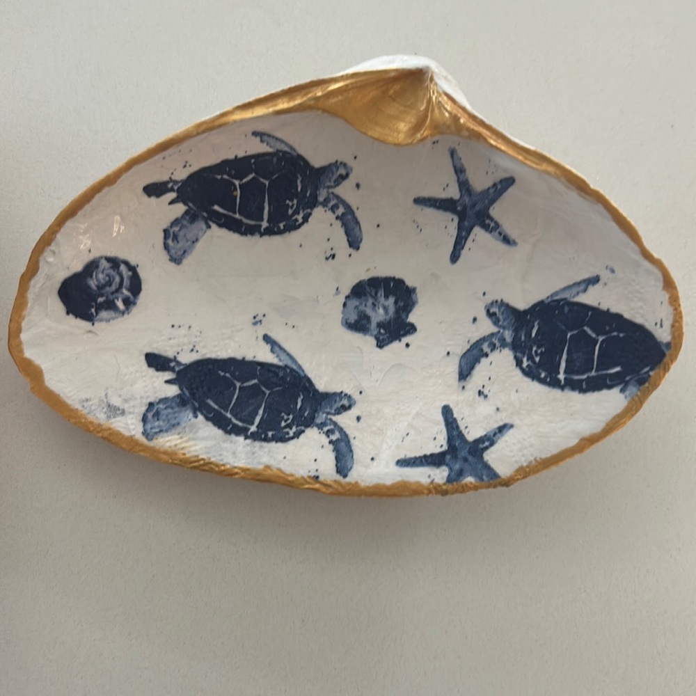 Decoupaged Clam Shell ⚓️ *Handmade with shell found in coastal New England Beach